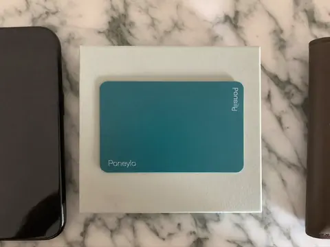 La carte Ponexio posée sur sa boîte