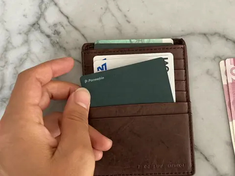 La carte Ponexio glissée dans la fente d'un portefeuille