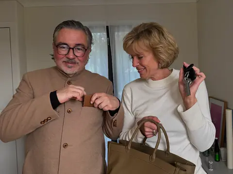 Un couple s'apprête à sortir